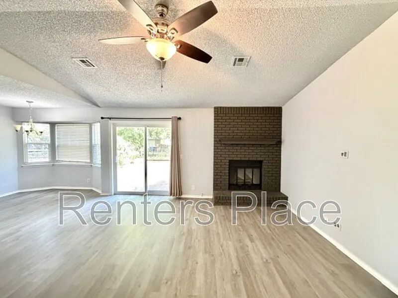 3 bed, 2.0 bath, 1020 sqft, $1,395 — Photo 2