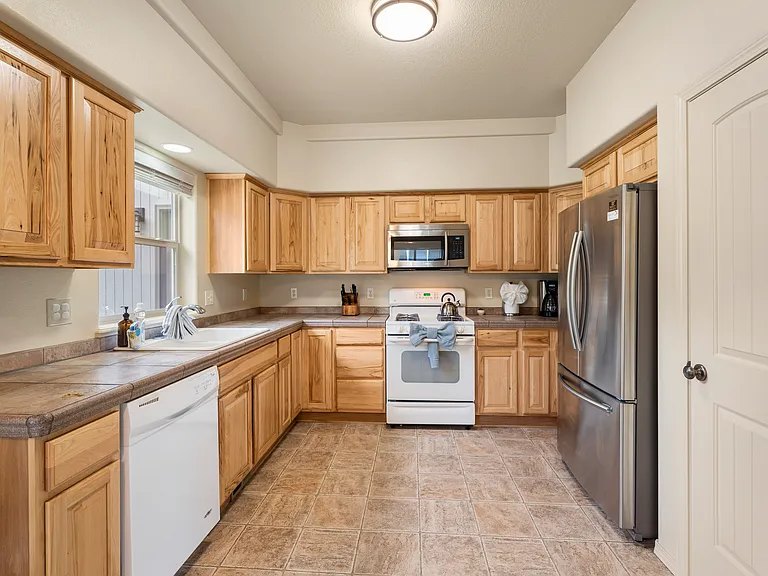 676 SE Gleneden Pl — Photo 8