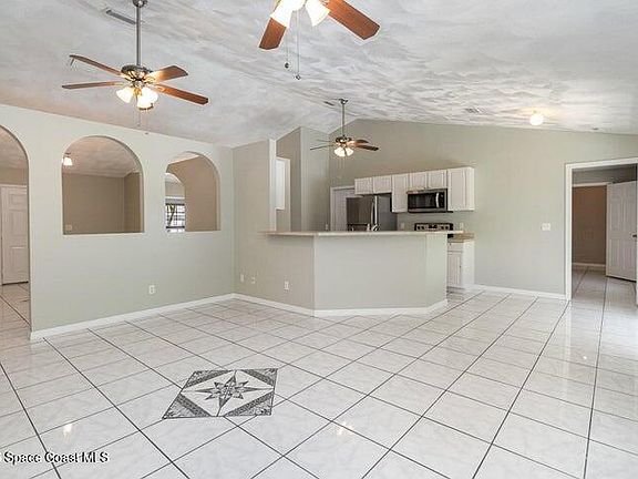 3rd image of 2595 3rd Ave NE