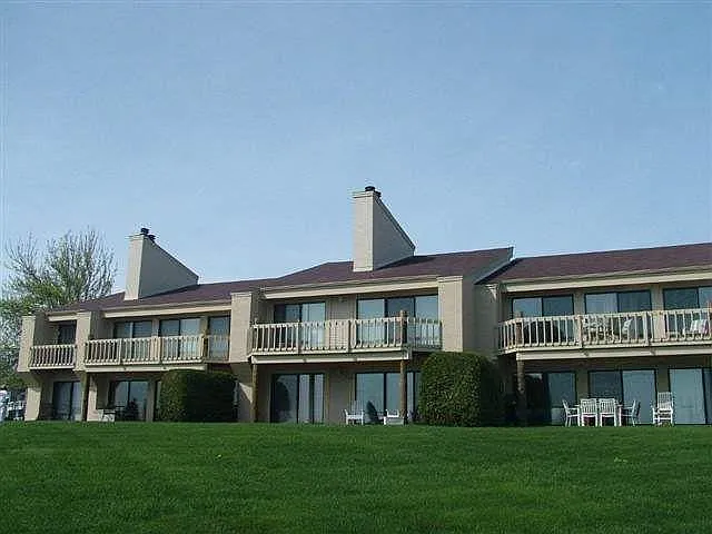 1034 Marina Bluff Dr — Photo 1