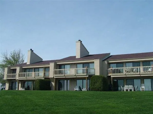 1034 Marina Bluff Dr, Charlevoix, MI 49720