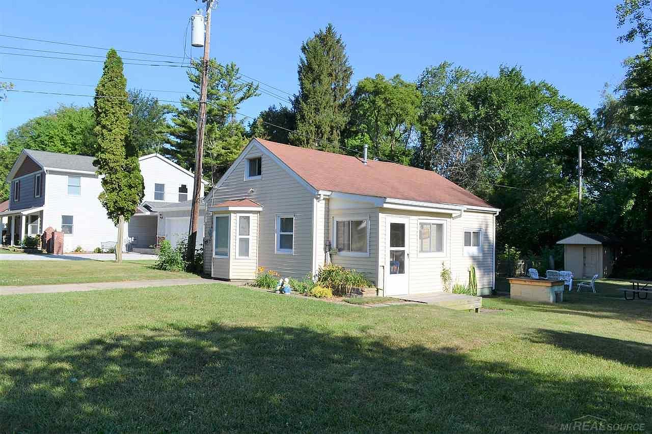 7537 Southwood Rd Lexington Mi 48450 Mls 50018082 Zillow