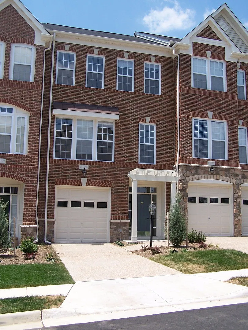 4 Bedroom Townhome & Garage - Ashburn — Photo 1