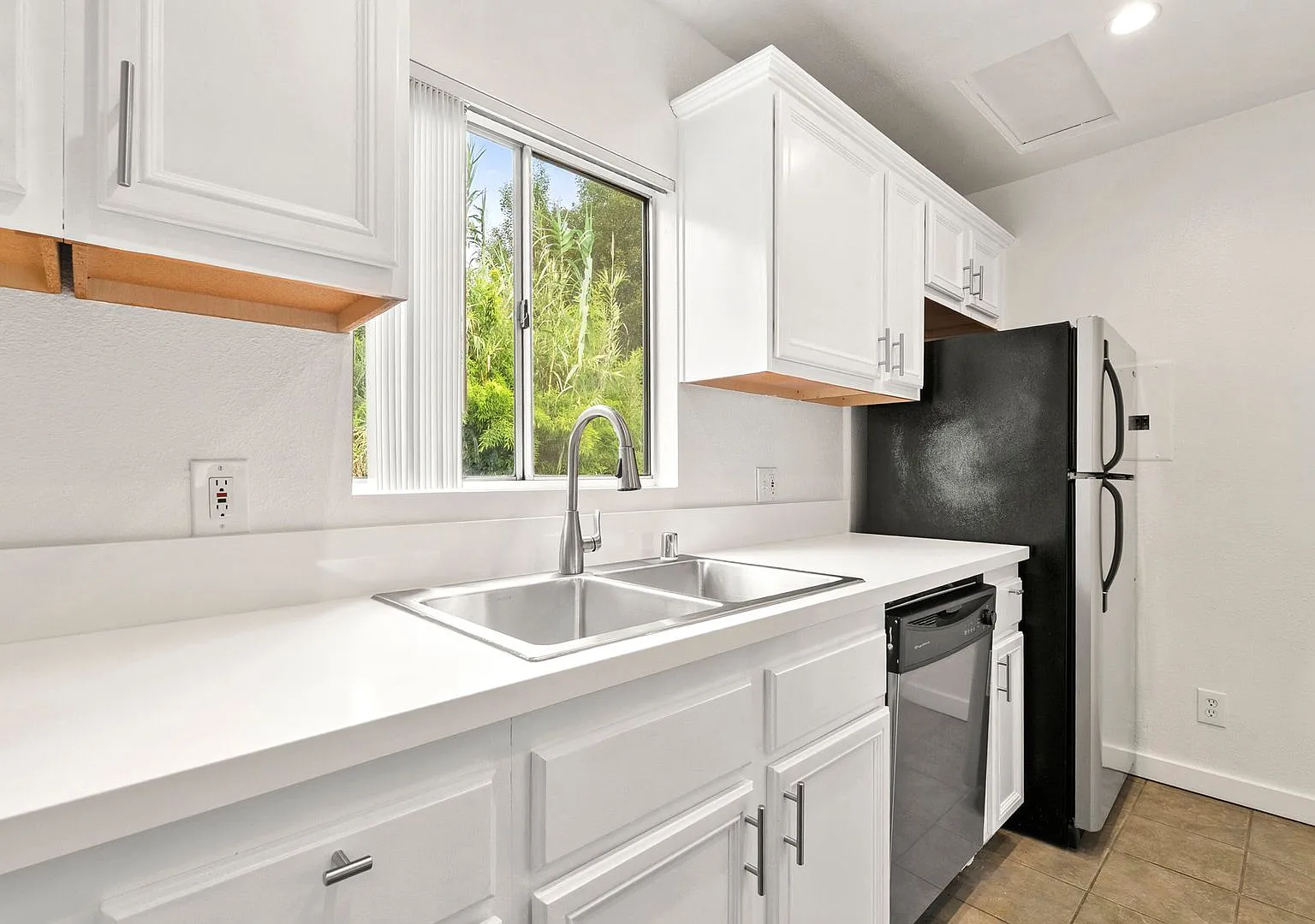 Renovated Bungalow in Prime Highland Park — Photo 2
