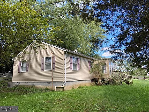 3rd image of 1071 Putnam St