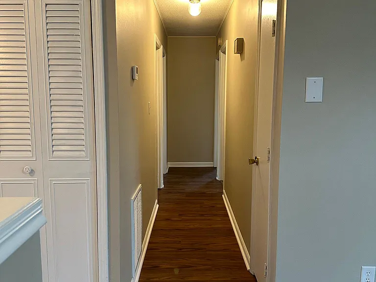 410 Savannah Ave — Photo 6