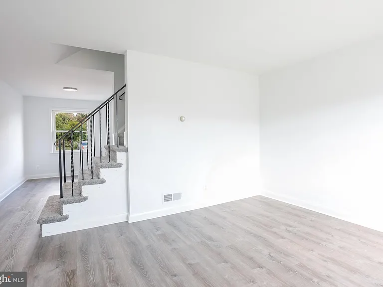 1046 Middlesex Rd — Photo 16