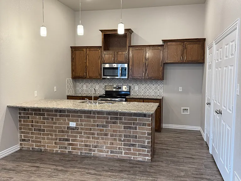 3202 Fenway Cir — Photo 2