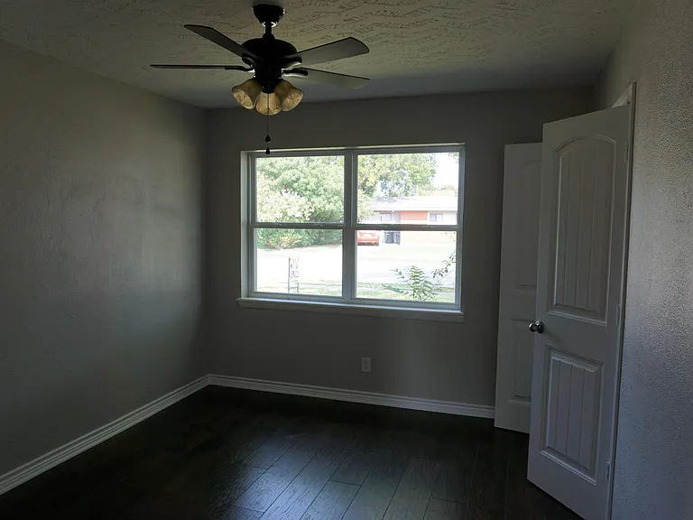 4604 Stanford Ave — Photo 6