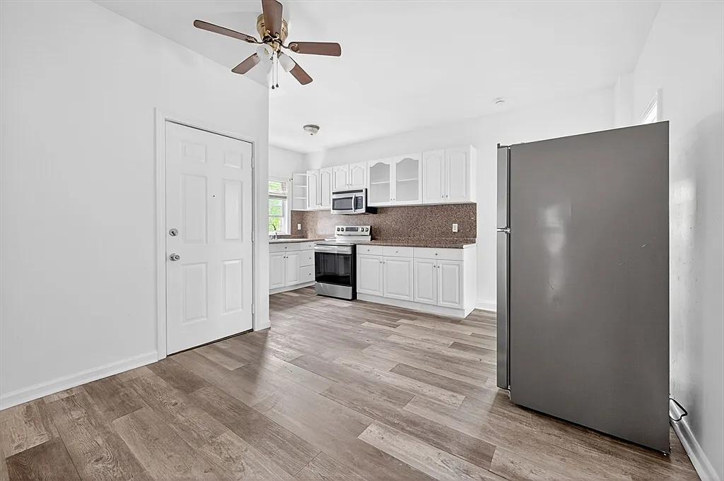 3 bed, 1.0 bath, 1250 sqft, $3,100 — Photo 2