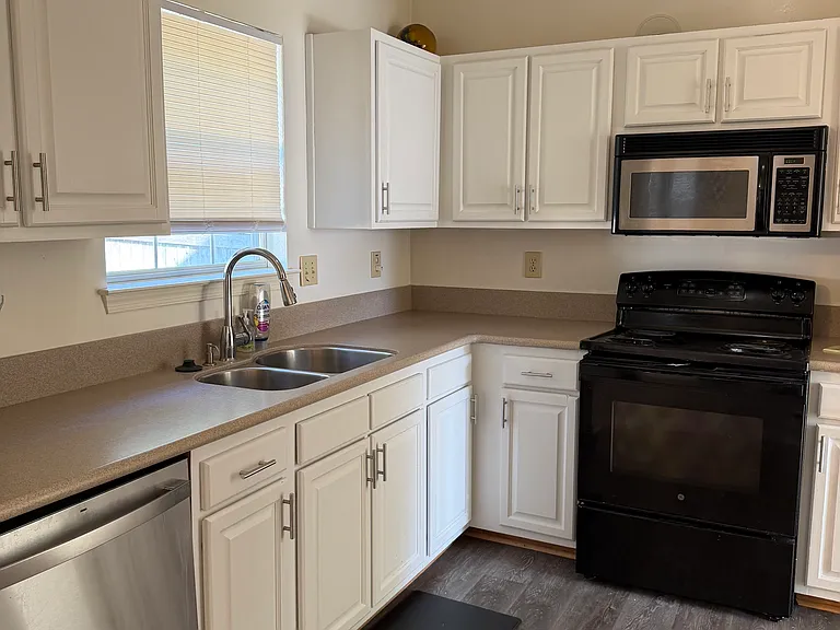 814 Holbrook Dr — Photo 6