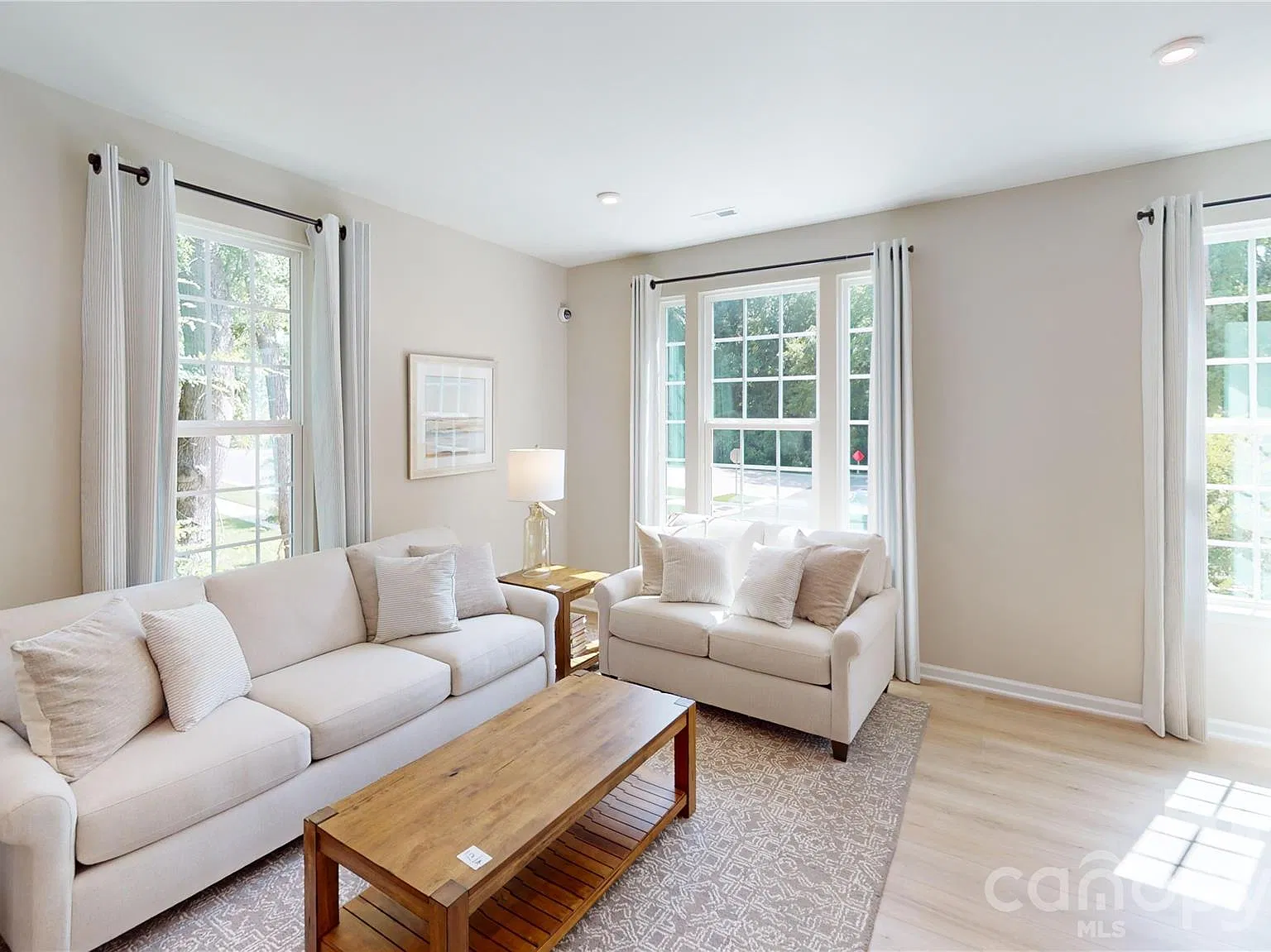 4 bed, 4.0 bath, 1689 sqft, $2,195 — Photo 2
