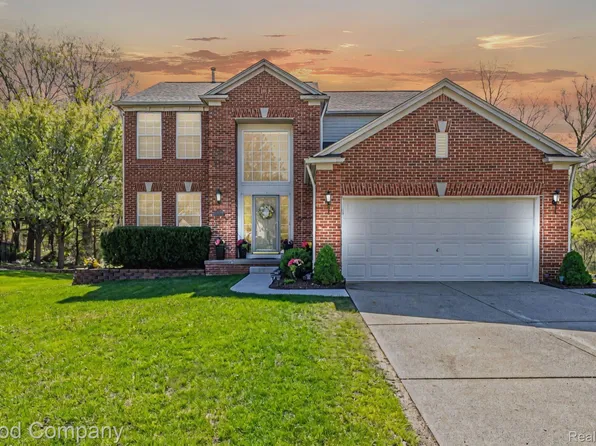802 Canyon Creek Dr, Holly, MI 48442