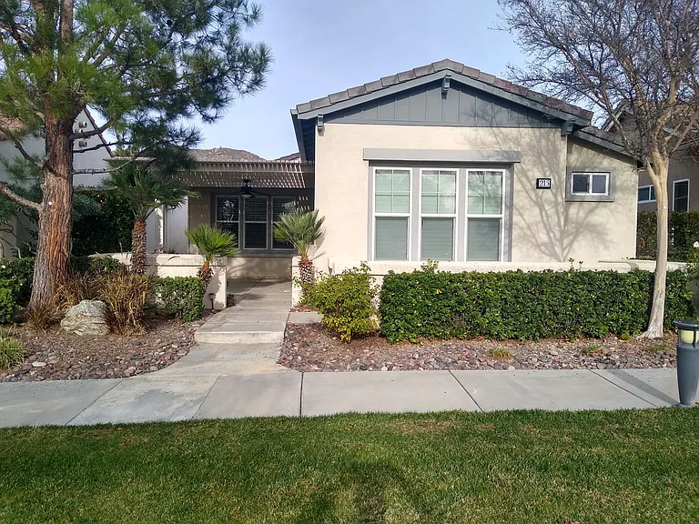 215 Firestone Ln — Photo 1