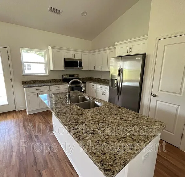 365 Elliott Dr — Photo 2