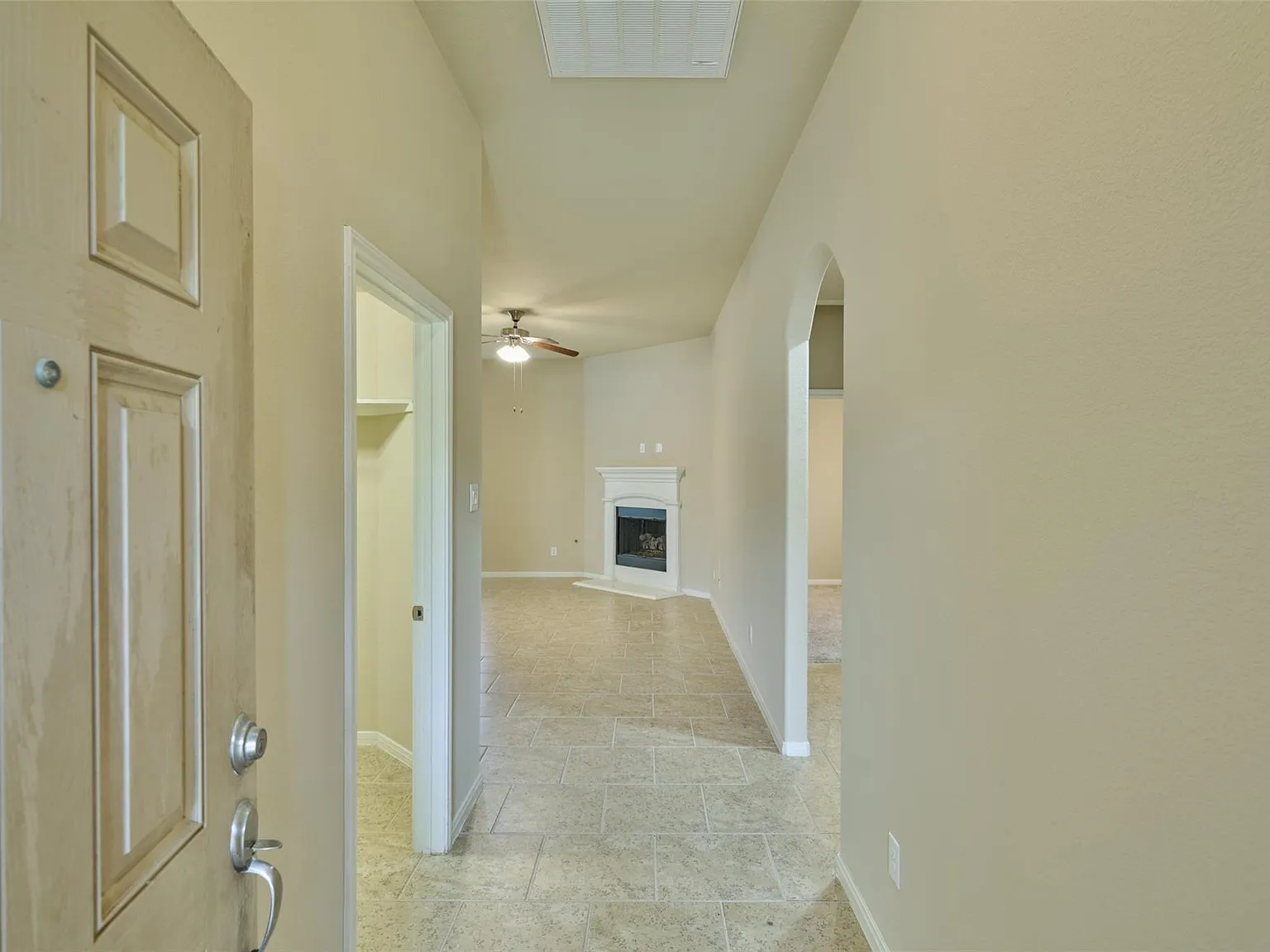 3 bed, 2.0 bath, 1570 sqft, $2,000 — Photo 2
