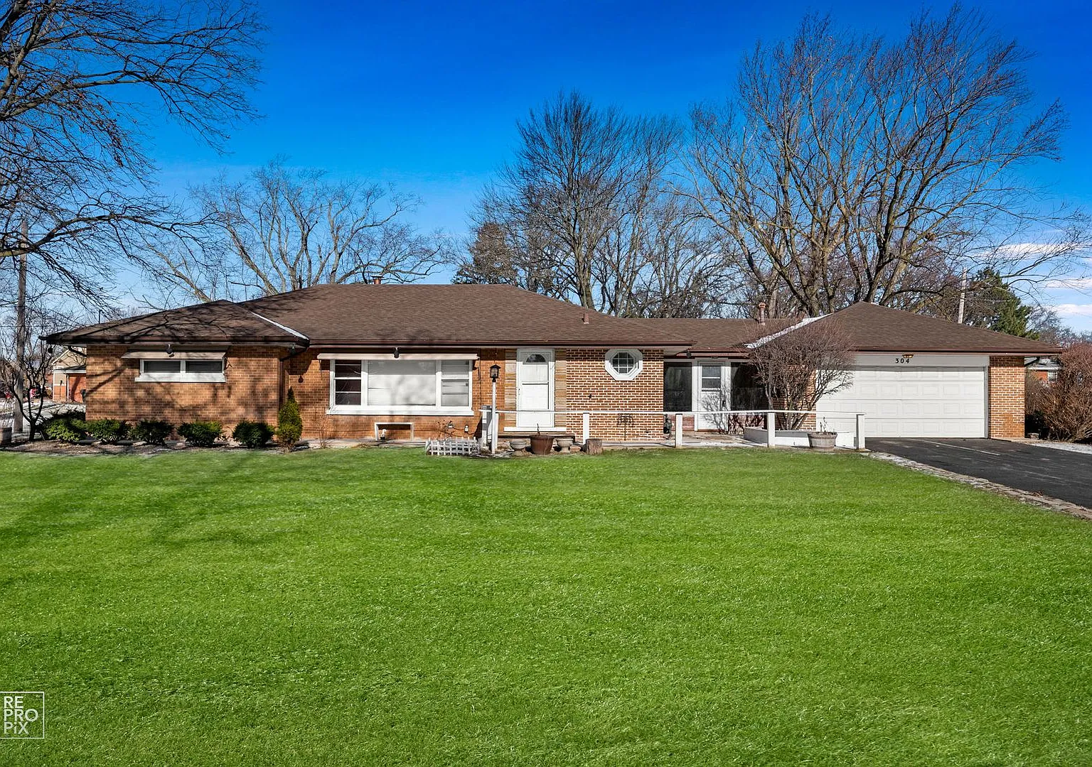 Gorgeous 3 Bedroom Home in Mount Prospect! — Photo 1