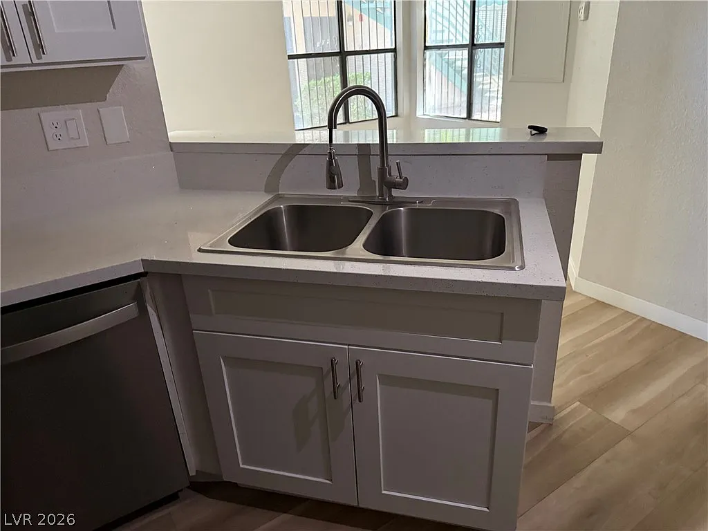 530 Elm Dr — Photo 3
