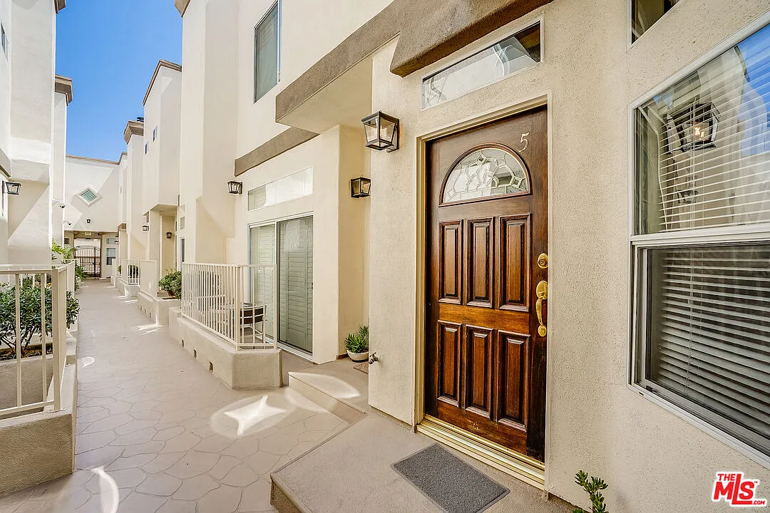 3 bed, 2.5 bath, 1506 sqft, $5,200 — Photo 1