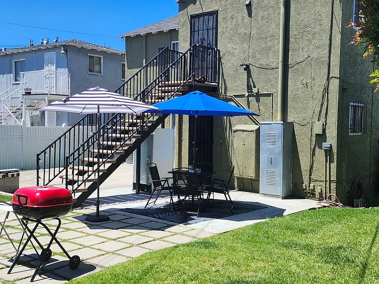 10220 S Van Ness Ave — Photo 17
