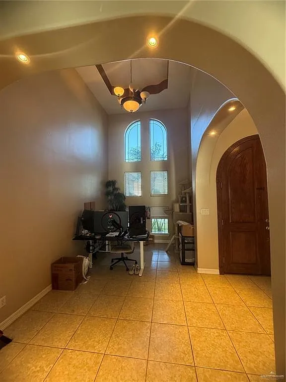 3 bed, 2.0 bath, 1959 sqft, $2,000 — Photo 2