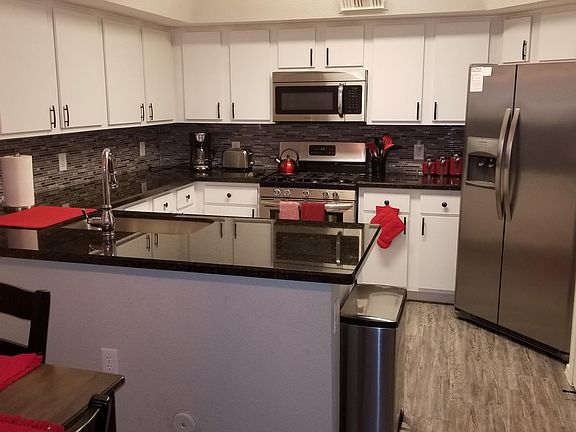 Georgeous Kitchen w/Granite Countertops and all the necessities