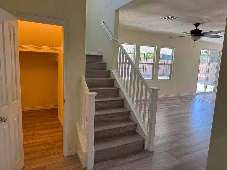 1070 Hawthorne Dr — Photo 19