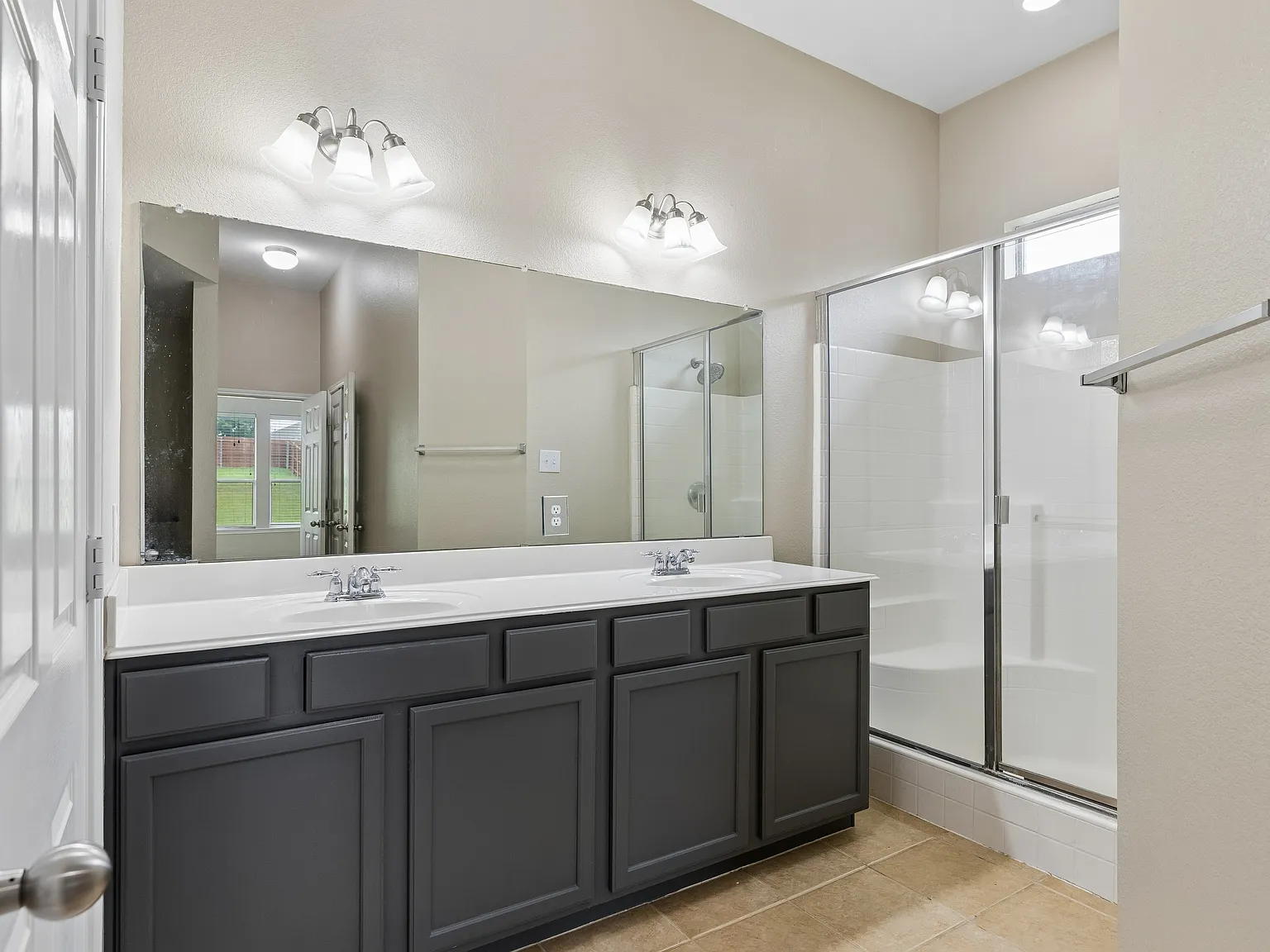 3 bed, 2492 sqft, $2,600 — Photo 3