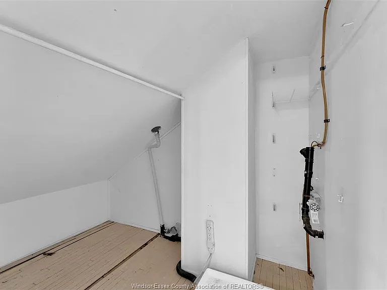 1451 Ouellette Ave #UPPER — Photo 16