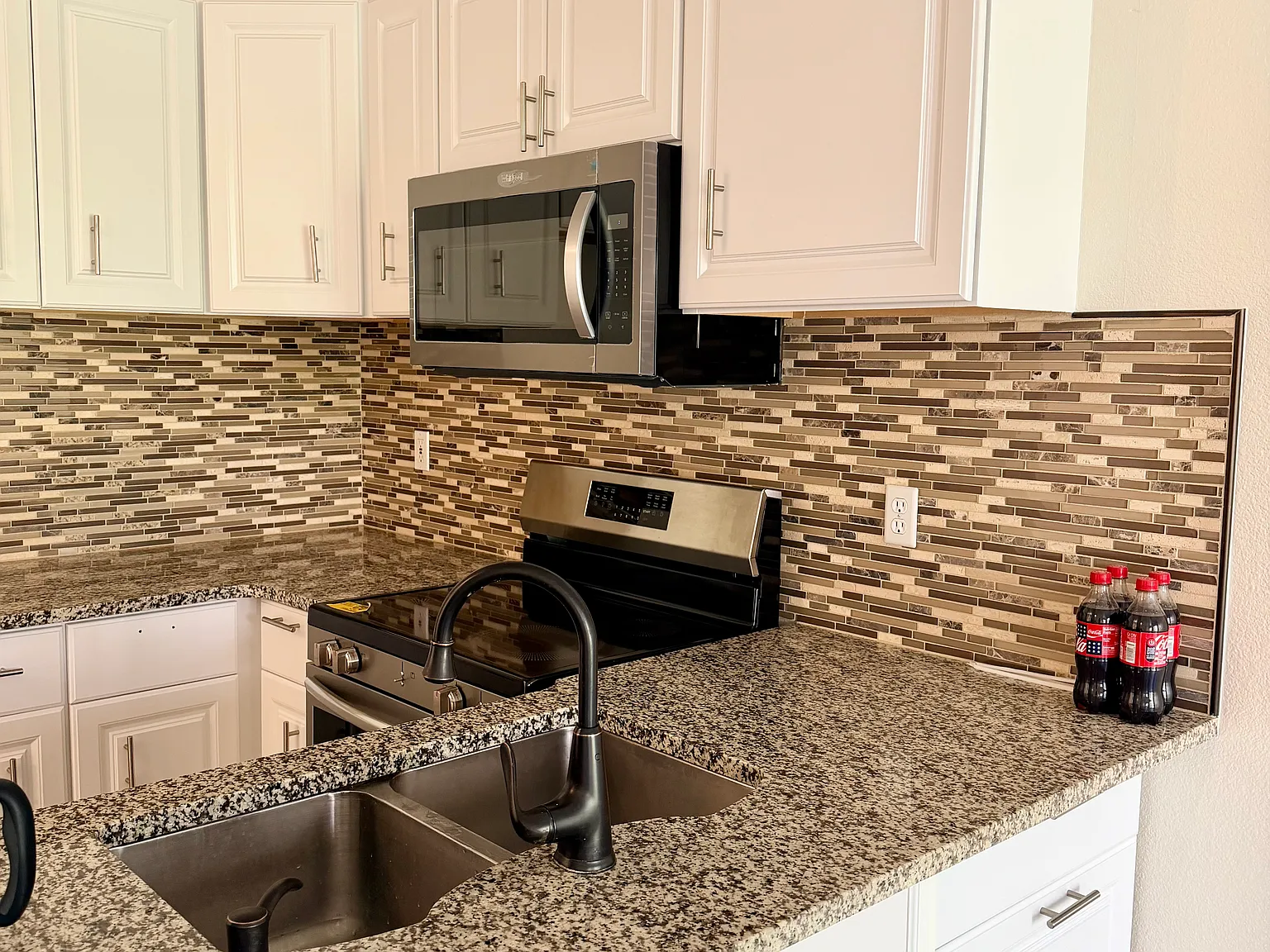 3 bed, 2.5 bath, 1684 sqft, $2,300 — Photo 2