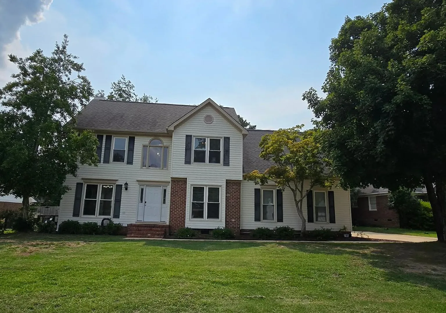 Welcome home to this beautiful rental located just off Country Club Drive on the highly sought-af... — Photo 2