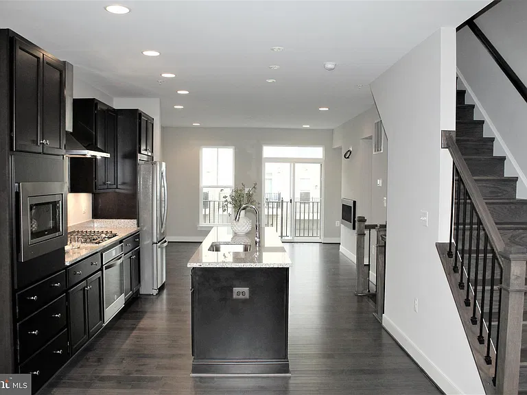 23016 Lavallette Sq — Photo 8