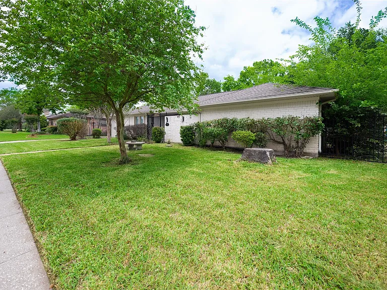 7546 Maple Tree Dr — Photo 3