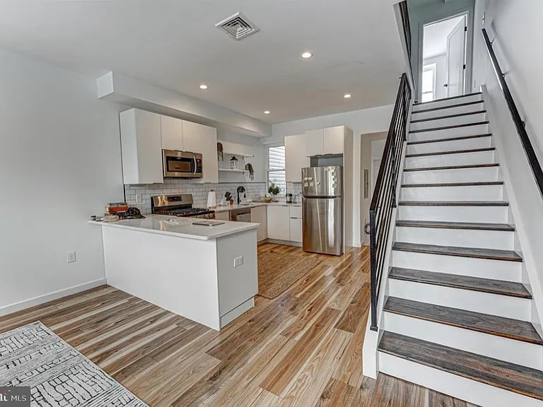 2437 W Oxford St #2 — Photo 3