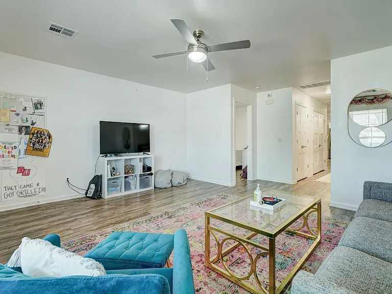 1520 N Market Ave — Photo 8