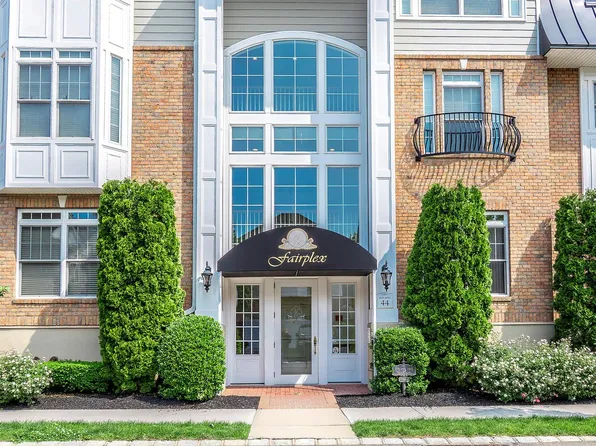 100 Shady Lane #100, Westbury, NY 11590
