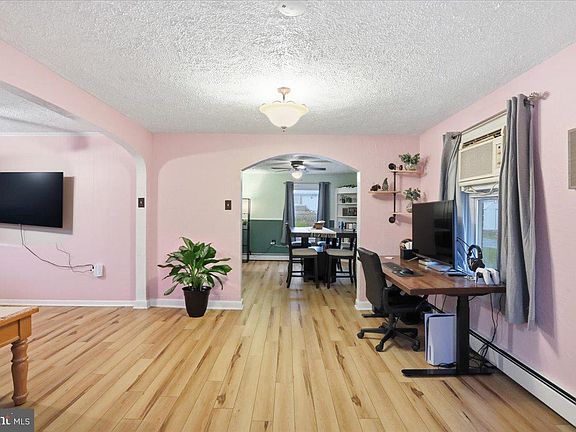5th image of 639 W Race St