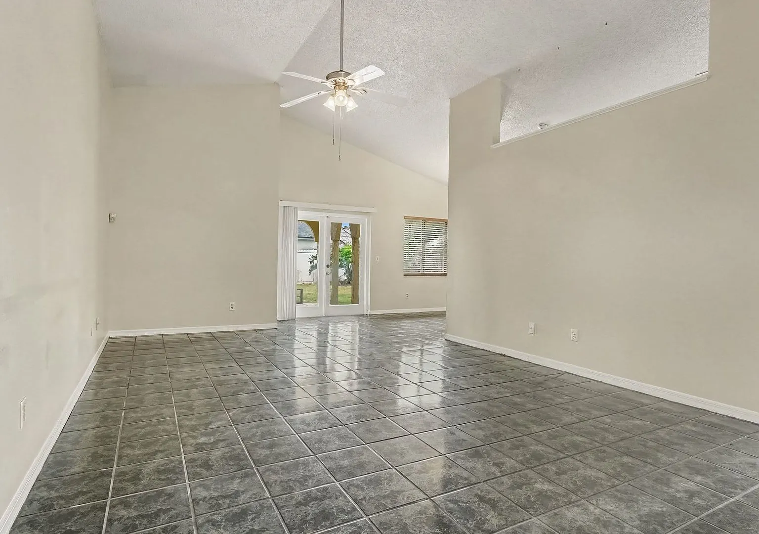 Alafaya Woods-Oviedo 3 Bedroom 2 Bath Home! — Photo 3