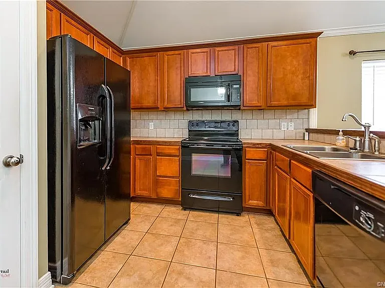 631 Whitefield Ln — Photo 9