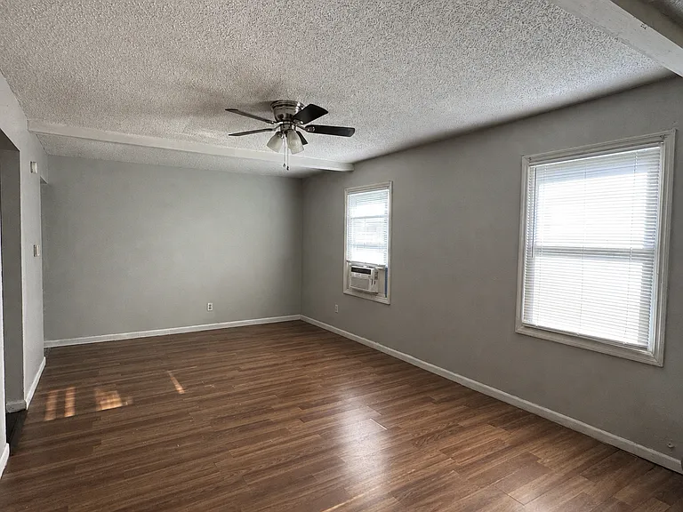 2322 Lombard Ave — Photo 2