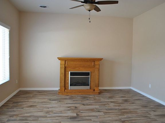 3rd image of 1927 Hollyhock Cir