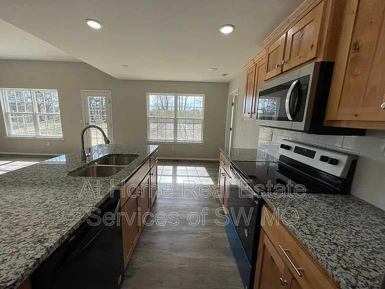 204 E Seminole St — Photo 5