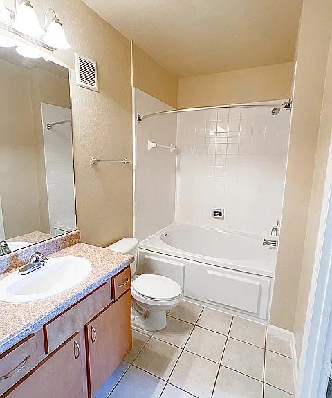 En Suite Bathroom with Modern Features En Suite Bathroom with Modern Features