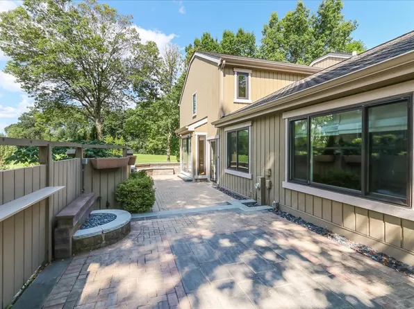 244 Hickory Ln, Lake Barrington, IL 60010