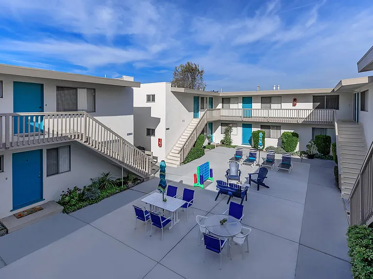 Sea Breeze Beach Apartments — Photo 12