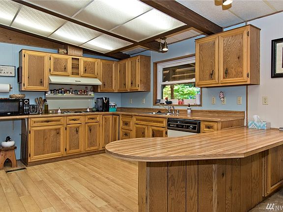 Marlette homes offer a spacious kitchen with vaulted ceilings and an eating bar that is reminiscent of current day floor plan styles that let guest be a part of the heart of the home.