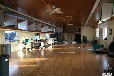 2nd image of 40 Matinicock Ave