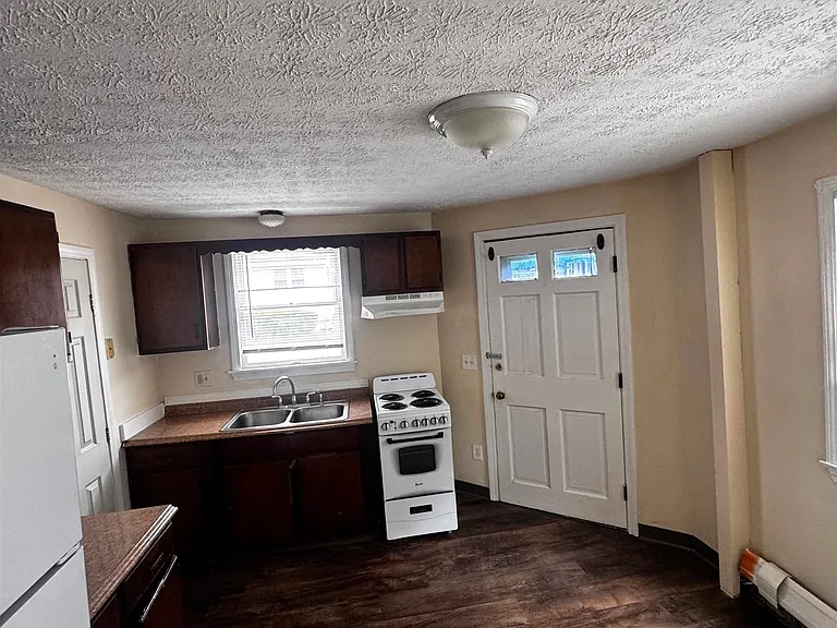 562A Lake Ave — Photo 6