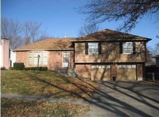 1608 NE 68th Pl, Gladstone, MO 64118