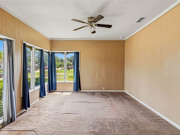3rd image of 629 W Yoakum Ave